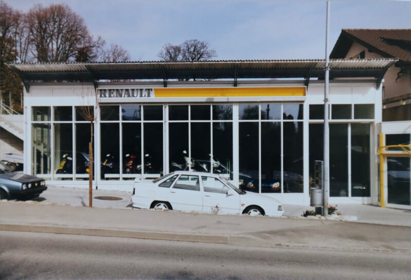 Die neu angebaute Ausstellungshalle der Zentrum-Garage im 1999.