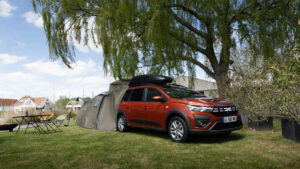 Dacia Jogger Full-Hybrid mit optionalem Zelt fürs Campieren