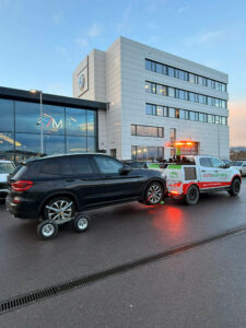 Abschleppen in der Stadt mit dem Brillenfahrzeug der AutoAssistance Walther.