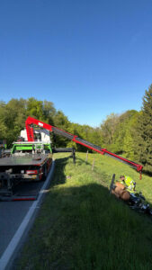 Bergung eines Motorrades an einem Hang durch AutoAssistance Walther.