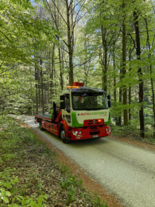 Lastwagen mit Kran der AutoAssistance Walther auf dem Weg zu einem Einsatz.