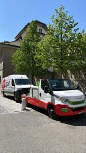 Abschleppen eines Transportwagens mit dem Brillenfahrzeug der AutoAssistance Walther.