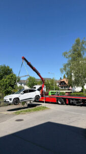 Bergung eines Personenwagens auf einem Parkplatz mit dem Kran durch die AutoAssistance Walther.