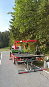 Kranbergung eines Motorrades, welches zuvor in einen Schacht gestürzt ist.