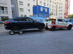 Abschleppen in der Stadt mit dem Brillenfahrzeug der AutoAssistance.