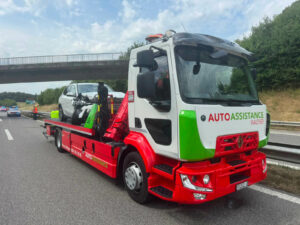 Bergung nach einem Unfall auf der Autobahn mit dem Kran-Lastwagen mit Plateau der AutoAssistance Walther.